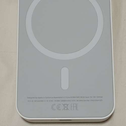 MagSafe 磁石充電器有包装盒， 注意 忽然不能充電 要自行修理。