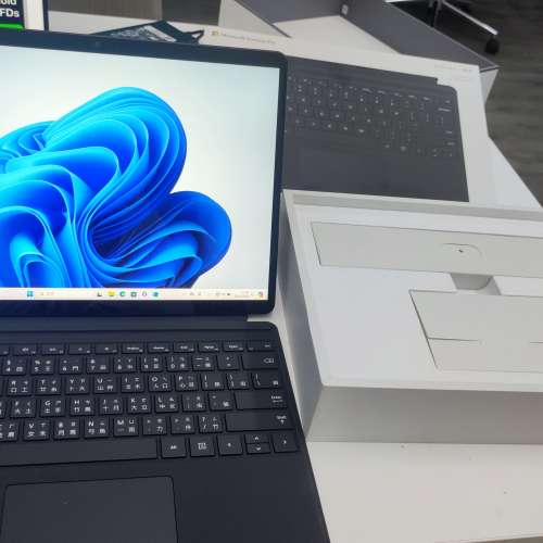 Surface Pro 9  i5-1235U極新淨罕有型仔黑色機好似新機一樣仲有保養，有盒火牛仲全...