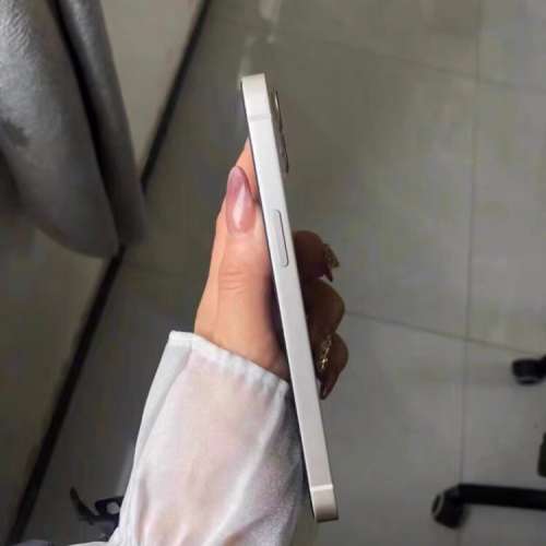 Apple iPhone 13 512G ， 6.1寸大螢幕，電池效能98 ％，功能全部正常運作，已貼貴價...