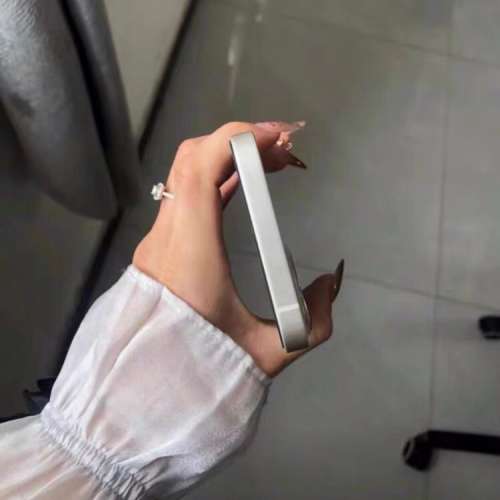 Apple iPhone 13 512G ， 6.1寸大螢幕，電池效能98 ％，功能全部正常運作，已貼貴價...