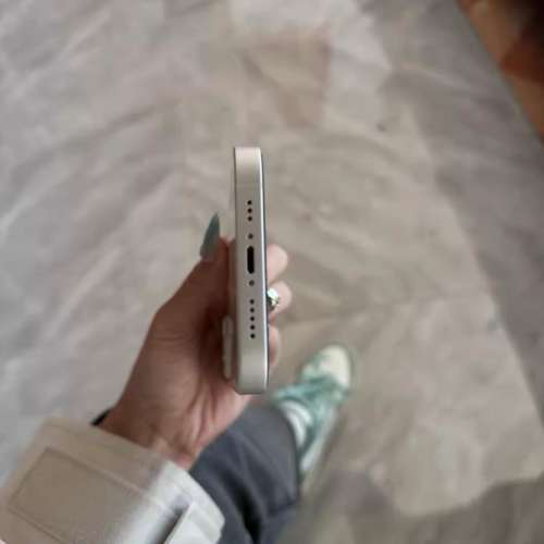 iPhone 13 512G ，電池效能99 %，換機放售，已貼上原裝鋼化Mon及贈送全新手機套。