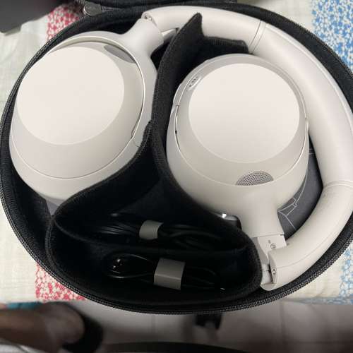 Sony ULT Wear 白色靚，無花。$1100