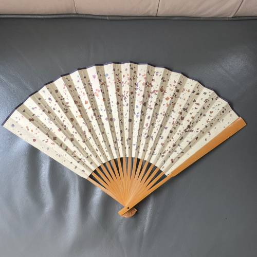摺扇《暗香》上海畫家美協會員胡敏芷癸酉年（1983 ）春作。蘇州玫瑰灑金扇面。全新...