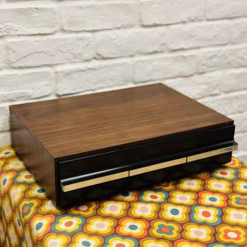 出售 TDK cassette 卡式帶收納木盒一個，外形經典，約85%新,可存放36盒帶，尺寸長4...