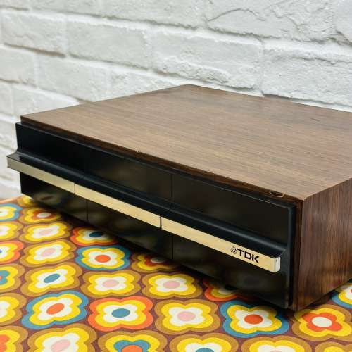 出售 TDK cassette 卡式帶收納木盒一個，外形經典，約85%新,可存放36盒帶，尺寸長4...