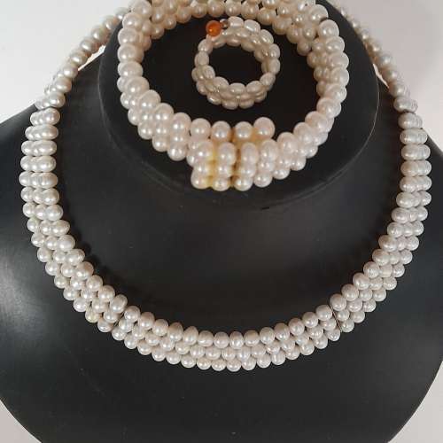 清貨平售，一套6mm淡水珍珠頸圈/手串再加一個戒指子，用金屬圈wire穿成。款式獨特，...