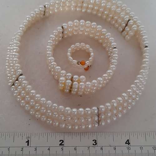 清貨平售，一套6mm淡水珍珠頸圈/手串再加一個戒指子，用金屬圈wire穿成。款式獨特，...