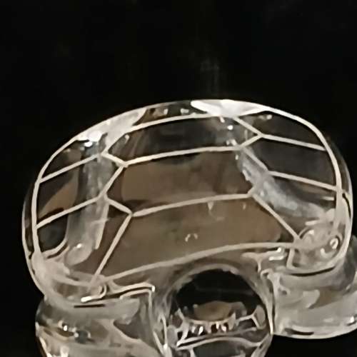 一手三個天然AA级水晶小擺件：日本和尚仔，龜仔，及蘋果，共售330元。 no.D10.11.24