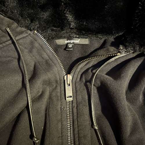 underground黑色皮帶絨帽衛衣  帶絨帽關係衣領位比一般衛衣企身 造成企領效果 衣服...