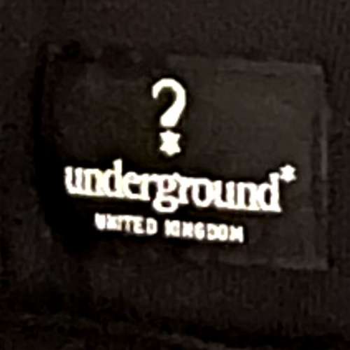 underground黑色皮帶絨帽衛衣  帶絨帽關係衣領位比一般衛衣企身 造成企領效果 衣服...