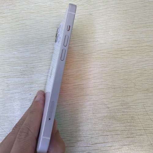iPhone 13 512G ，電池效能86 %，換機放售，已貼上原裝鋼化Mon及贈送全新手機套。