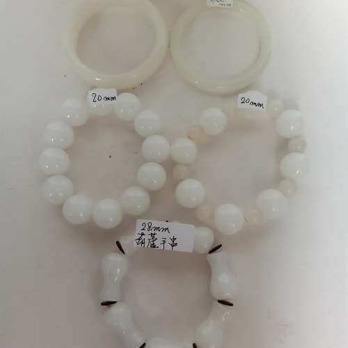 俄羅斯白玉手鐲/手串圓滑好水頭，單隻180元，兩隻起八折，一手五隻七折。no.B13.11.24