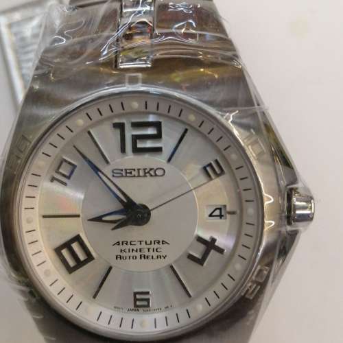 全新Seiko Kinetic Watch100meters (藍寶石水晶錶面, 黑面和銀面 )