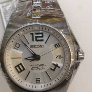 全新Seiko Kinetic Watch100meters (藍寶石水晶錶面, 黑面和銀面 )