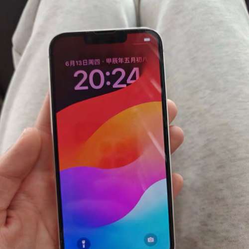 iPhone 13 512G ，電池效能86 %，換機放售，已貼上原裝鋼化Mon及贈送全新手機套。