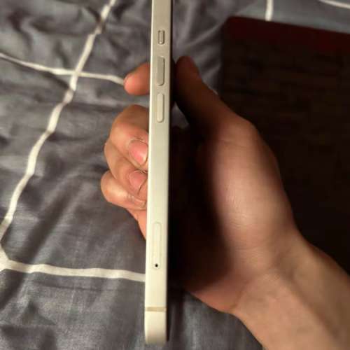 iPhone 13 512G ，電池效能86 %，換機放售，已貼上原裝鋼化Mon及贈送全新手機套。