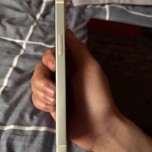 iPhone 13 512G ，電池效能86 %，換機放售，已貼上原裝鋼化Mon及贈送全新手機套。