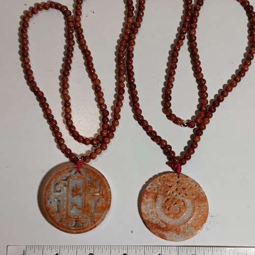 紅翡A玉吊墜，雙面雕刻福字牌51x5mm,出入平安牌53x7mm, 連26 吋紅翡頸鏈，每套780元...