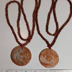 紅翡A玉吊墜，雙面雕刻福字牌51x5mm,出入平安牌53x7mm, 連26 吋紅翡頸鏈，每套780元...