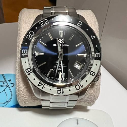 Grand Seiko SBGJ GMT 款手錶一藍面一綠面NH34機芯，一對兩隻賣出。