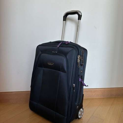 Suitcase 隨身攜帶的行李箱