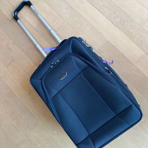 Suitcase 隨身攜帶的行李箱