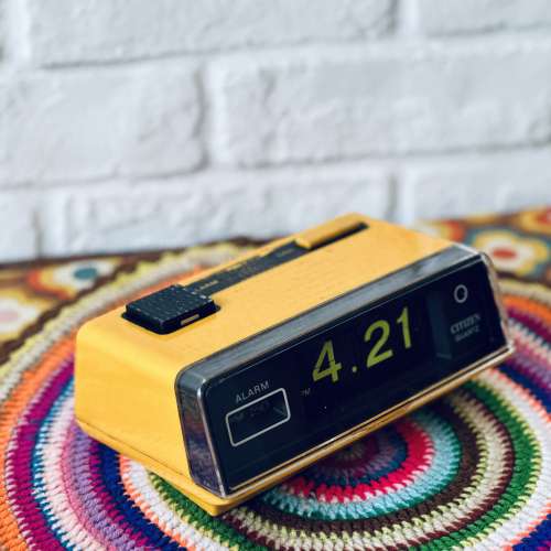 出售citizen 星晨 翻頁鐘，100%正常，外觀70%新，主要頂部有污跡，使用一粒大D電，...