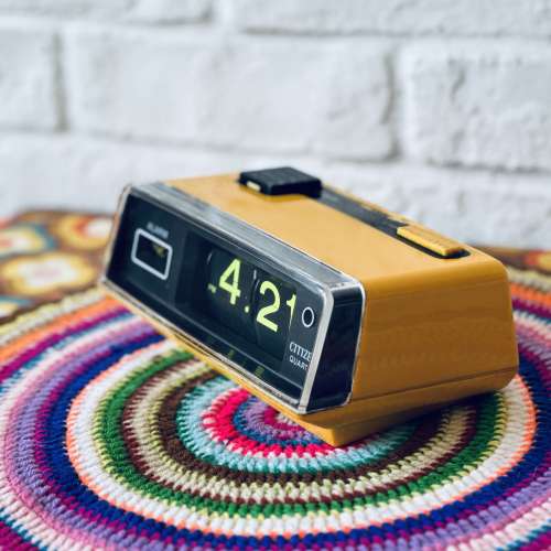 出售citizen 星晨 翻頁鐘，100%正常，外觀70%新，主要頂部有污跡，使用一粒大D電，...