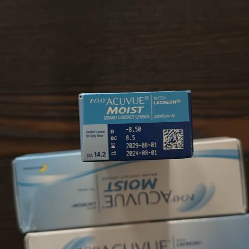 1-Day Acuvue Moist Contact Lenses (D: -8.5; BC 8.5)