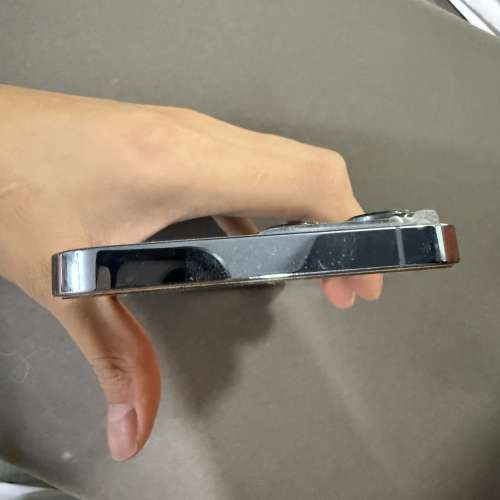 80% new iPhone 13 Pro Max 1TB 藍色 香港行貨 電池效能80% 機背鏡頭右上角有崩，機...