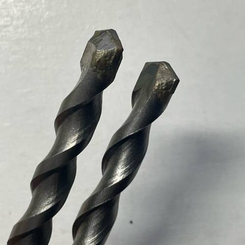 雙虹牌鎢鋼高硬度工業級電錘鑽頭。直徑6m/m x 145 m/m。四坑圓柄和方柄各一件。