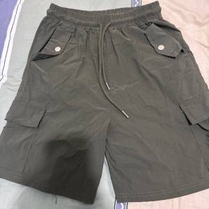 全新軍綠色短褲 green pants