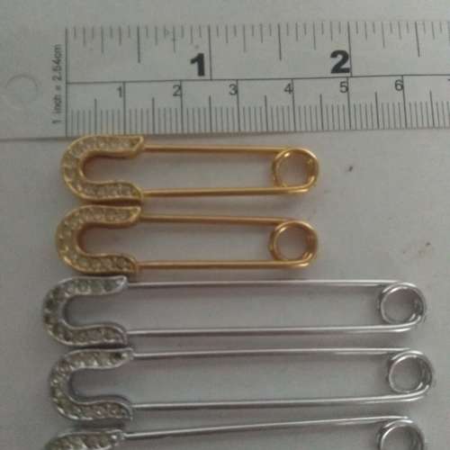 一手9個扣針 ，共售250元。no.A21.11.24