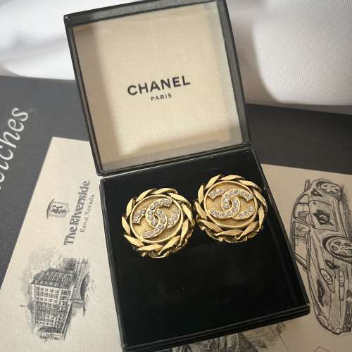 CHANEL CC clip-on earrings 金色鍊條圍圈設計圓形水鑽CC LOGO耳夾夾式耳環 原裝盒 ...
