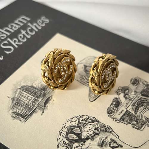 CHANEL CC clip-on earrings 金色鍊條圍圈設計圓形水鑽CC LOGO耳夾夾式耳環 原裝盒 ...