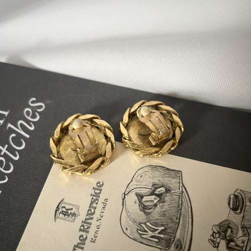 CHANEL CC clip-on earrings 金色鍊條圍圈設計圓形水鑽CC LOGO耳夾夾式耳環 原裝盒 ...