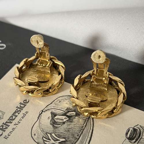 CHANEL CC clip-on earrings 金色鍊條圍圈設計圓形水鑽CC LOGO耳夾夾式耳環 原裝盒 ...