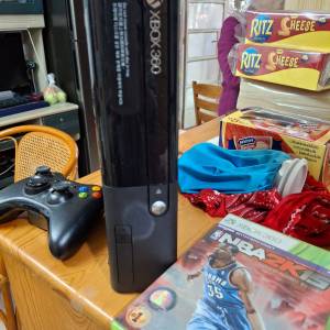 Xbox 360 E 跟有火牛，跟一條hdmi線，手製，有遊戲兩隻