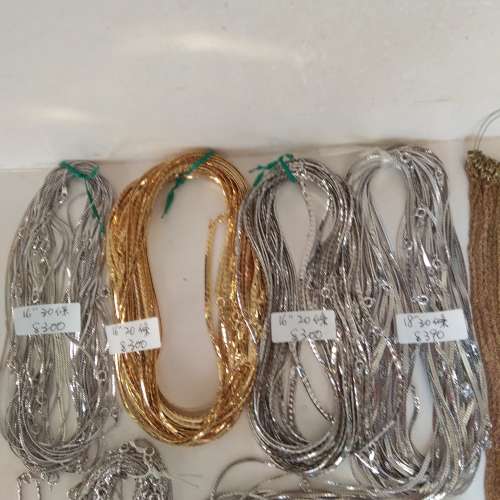 銅頸鏈清貨，每手價錢如照片顯示 ，兩手以上八折，多數量可商議，每一手加送一套A玉...