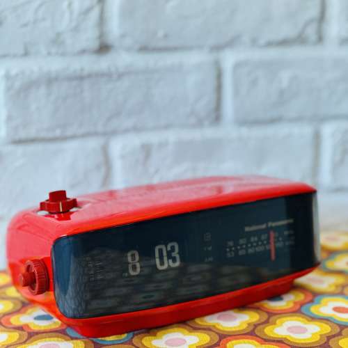 出售National 翻頁鐘連收音機，時鐘鬧鐘正常，收音機只可收881，903，電壓100v,整體...