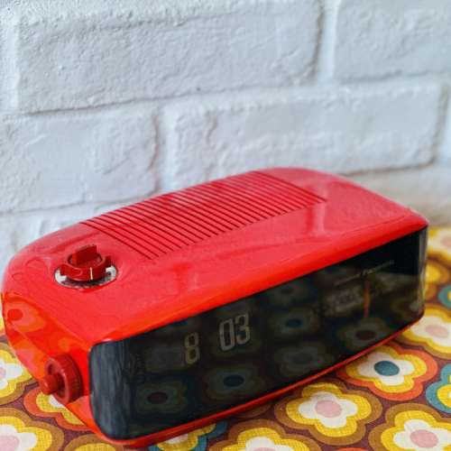 出售National 翻頁鐘連收音機，時鐘鬧鐘正常，收音機只可收881，903，電壓100v,整體...