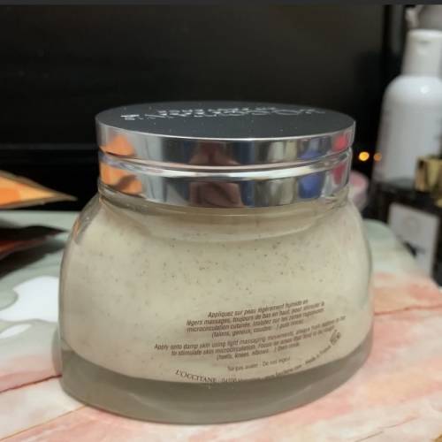 Loccitane 杏仁修身磨砂膏