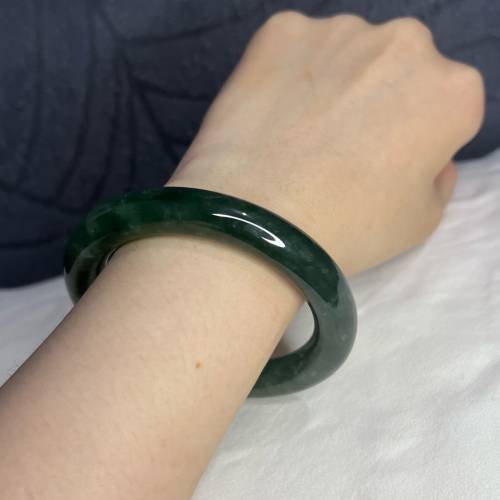 翡翠 |天然緬甸翡翠A貨 綠圓條手鐲56.5圈（附証書）