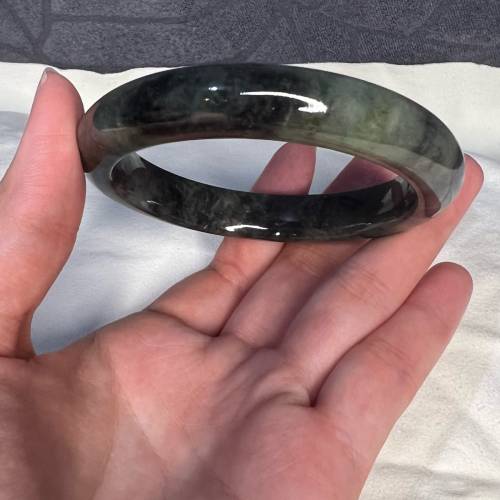 翡翠 | 天然緬甸翡翠A貨綠底烏雞手鐲 56.8 圈（附證書）