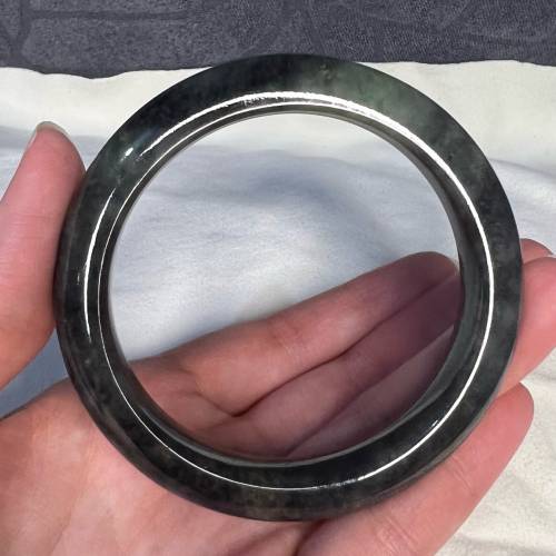 翡翠 | 天然緬甸翡翠A貨綠底烏雞手鐲 56.8 圈（附證書）