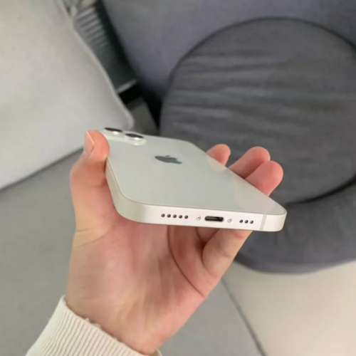 iPhone 13 512G ，電池效能86 %，換機放售，已貼上原裝鋼化Mon及贈送全新手機套。