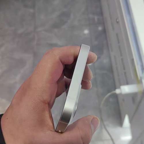 Apple iPhone 13 512G ， 6.1寸大螢幕，電池效能86 ％，功能全部正常運作，已貼貴價...