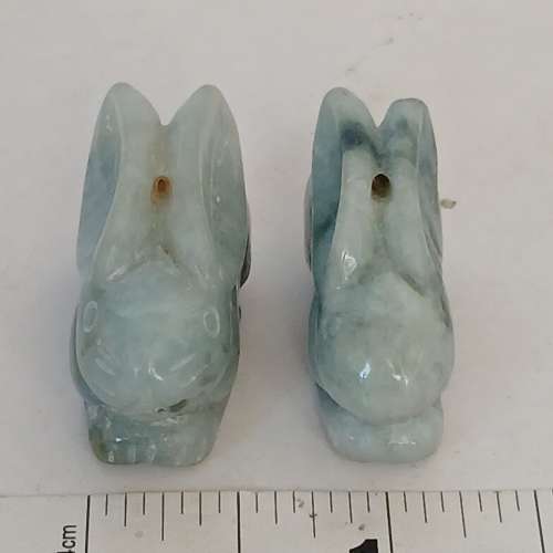 一對约1.5吋A玉兔仔小擺件，耳角有小破損，減價出售。 no.D30.11.24
