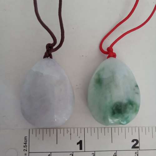 一手兩個約一吋翡翠A玉鮑魚吊墜，一個淺紫色調，一個飄綠，聚財包羅萬有，兩個五佰...