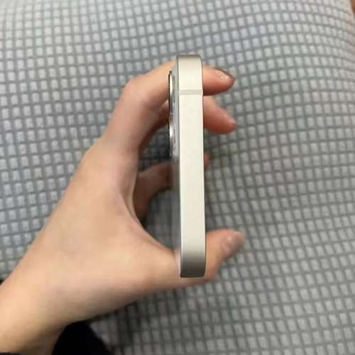 iPhone 13  512GB 白色電池容量87％，跟全新玻璃鋼化貼及保護套